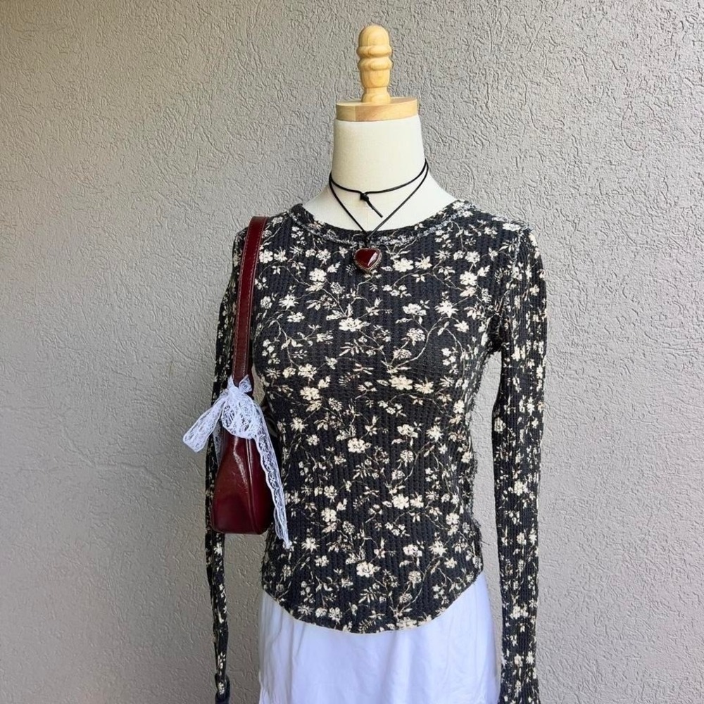 Free People Black Floral Long Sleeve Top Waffle Knit Thermal Size XS Boho - Picture 2 of 8
